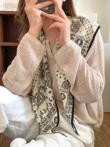 Schwarzes und weißes Paisley-Dreiecktuch, vielseitiges Halstuch und modisches Accessoire.