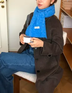 Μπλε πλεκτό γυναικείο κασκόλ, ζεστός λαιμός από μείγμα μαλλιού, άνετο αξεσουάρ χειμώνα.