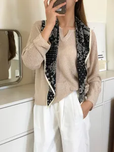 Schwarzes und weißes Paisley Dreieckstuch, stilvolles Modeaccessoire für Damen im Herbst.
