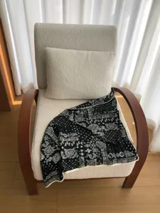 Schwarz-weißes Paisleymuster Dreieckstuch Detail, weicher Stoff und saubere Kanten zum Stylen.