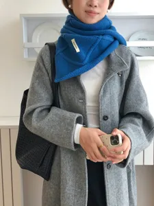 Bufanda de punto azul elegante con diseño de botones cruzados para mujeres en otoño e invierno.