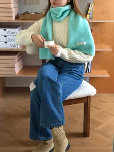 Ανοιχτό πράσινο πλεκτό κασκόλ, μάλλινο μείγμα χειμώνας ζεστό παχύ μαλακό, λεπτομέρεια.