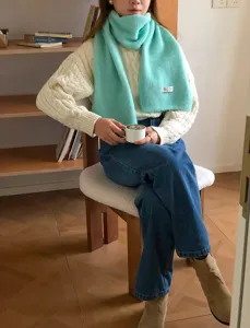 Απαλό πλεκτό κασκόλ σε μέντα πράσινο χρώμα με απαλή υφή μαλλιού για ζεστό χειμώνα.