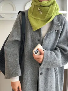 Elegante bufanda triangular de punto verde para mujer, accesorio de moda de invierno.