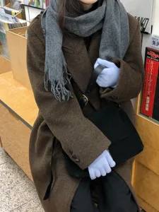 Vue détaillée des gants tactiles en tricot pour femmes en hiver, avec une texture douce.