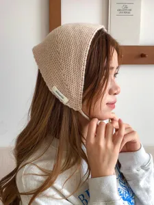 Detailaufnahme der warmen Strick Mütze aus Wolle in Beige für den Winter mit Ohrenschutz.