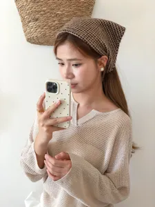 Foulard triangulaire en tricot pour femme, motif à carreaux marron stylé, accessoire mode d'hiver.