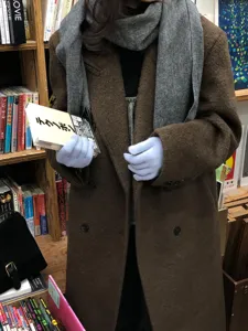 Gros-plan de gants en tricot chaud bleu clair avec texture laine pour écran tactile.
