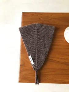 Brauner Strickwolle Ohrenwärmer Detail, weiches Winter kuscheliges Stirnband, warme Herbstkleidung.