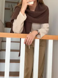 Vue detaillee du chale en tricot ajoure marron et du haut beige, style confortable d'automne.
