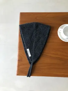 Detailansicht eines dunkelgrauen 100% Wolle Strick-Ohrwärmers, kuscheliges Winteraccessoire.