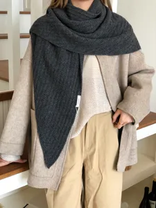 Écharpe châle triangulaire en laine tricotée gris foncé pour femme, accessoire hiver chaud.