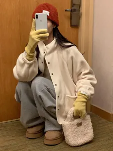 Gants tactiles en tricot chaud d'hiver pour femmes, détail de tenue en polaire élégant et quotidien.