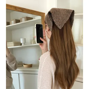 Foulard triangulaire en tricot pour femme, écharpe tendance à carreaux bruns et hiver chaud.