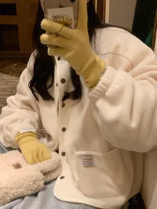 Gants tactiles en tricot d'hiver pour femmes en laine jaune chaude, vue détaillée.