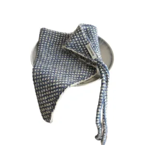 Foulard triangulaire en tricot bleu, couvre-chef d'hiver chaud et écharpe tendance pour femmes.