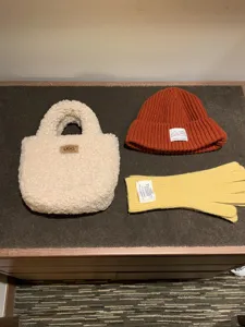 Vue détaillée des gants d'hiver tactiles chauds en tricot avec texture en laine douce.