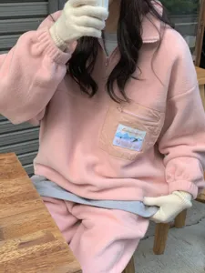 Sweat-shirt douillet en polaire rose avec demi-zip et gants, style mode d'hiver chaud et casual.
