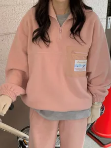 Pull polaire chaud d'hiver avec demi-fermeture éclair et gants en tricot pour femmes.