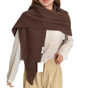 Écharpe triangulaire en tricot marron, châle chaud en laine pour femme, accessoire chic.