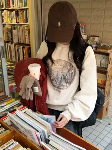 Gants d'hiver douillets et sweat-shirt décontracté vue de détail dans une librairie.