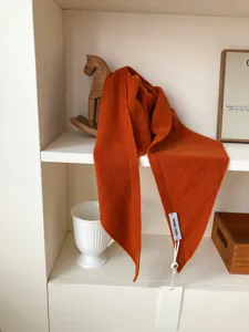 Cómoda bufanda triangular de lana naranja para mujer, pañuelo de punto cálido de invierno.