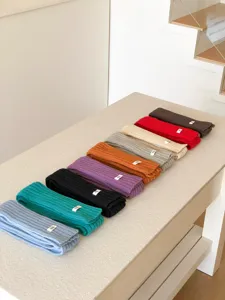 Bufanda estrecha de punto de color sólido para mujer, elegante accesorio de cuello de invierno.
