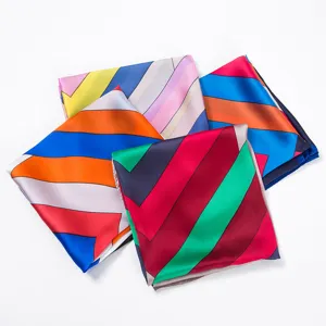Set van geometrische zijden sjaals met kleurblokken, stijlvolle vierkante halsdoek.