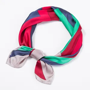 Elegante zijden sjaal met een mooi geometrisch patroon voor dames, stijlvol accessoire.