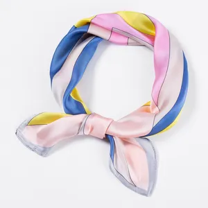 Geometrisch kleurgeblokkeerde zijden vierkante sjaal, stijlvol mode-accessoire detail.
