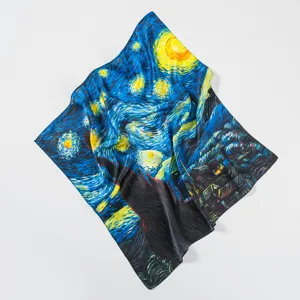 Vista dettagliata del foulard in pura seta con cielo stellato e stampa artistica elegante.
