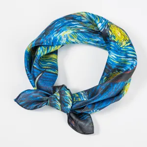 Primo piano dettagliato del foulard in seta con stampa di pittura a olio, elegante accessorio.