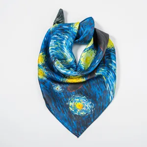 Foulard in seta con stampa d'arte Van Gogh Notte Stellata, dettaglio accessorio chic.