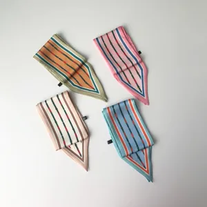 Vue détaillée de foulards en soie étroits avec des motifs de rayures de ceinture élégants.