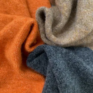 Detailansicht des weichen Wolle Dreieckschals mit feiner Strickstruktur und Stoffqualität.