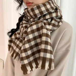 Brauner, weißer Karo-Schal Detailansicht, kuscheliges Winter-Strickdesign mit Fransen.