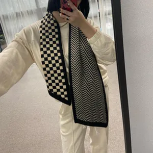 Eleganter schwarz-beiger Strickschal mit modischem Karo- und Zickzack-Muster.