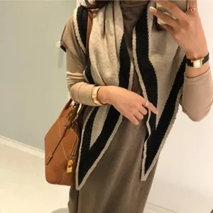 Strick Schal Detailansicht, vielseitiges kuscheliges Halstuch Damen Winter Accessoire Outfit.