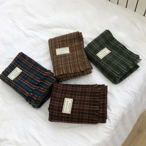 Gemütlicher karierter Winterschal, weicher Stoff mit Kaschmir-Gefühl, stylisches Muster.