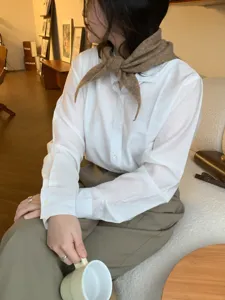 Gemütliches braunes Wolle Dreiecktuch Detailfoto, warmes Herbst Winter Layering Accessoire.