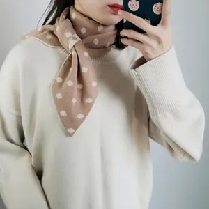 Strick Schal Detailansicht mit Punkten, weiche Textur für bequemen täglichen Look.