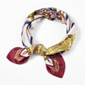 Damen schicker bedruckter Seidenschal mit geometrischem und goldenem Kettenmuster.
