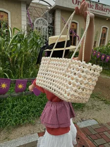 Koreaanse stijl modieuze gelaagde rok en geweven tas, veelzijdige kleding voor de lente.