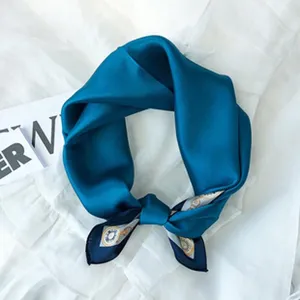 Elegante blauwe zijden sjaal voor dames, premium moerbeizijde halsdoek met klassieke kettingprint.