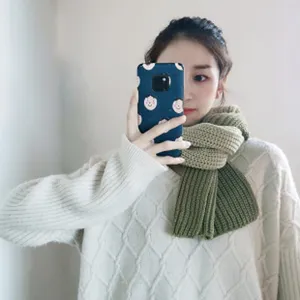 Grüner Strickschal für Damen, warmer Halswärmer und modisches Accessoire für den Alltag.