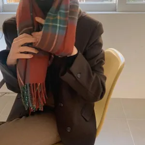 Gemütlicher Winterschal für Damen im klassischen Karomuster mit weichem Kaschmirgefühl.