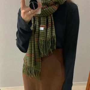 Gemütlicher Winter Retro grün karierter Fransen Schal Detailansicht, weiches Modeaccessoire.