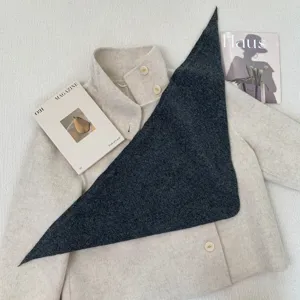 Details des dunkelgrauen Wolldreieckschoens für Herbst und Winter Schichtung und tägliche Wärme.