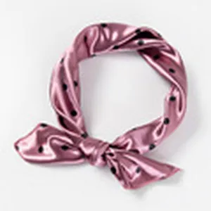 Rosa Seidentuch mit Punkten, vielseitiges kleines Halstuch für Damen, elegantes Modeaccessoire.
