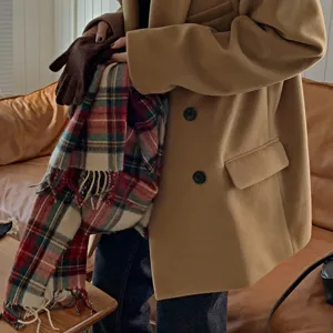 Detailaufnahme eines Retro Schals mit Karomuster und Fransen, ideal für Herbst und Winter Tage.